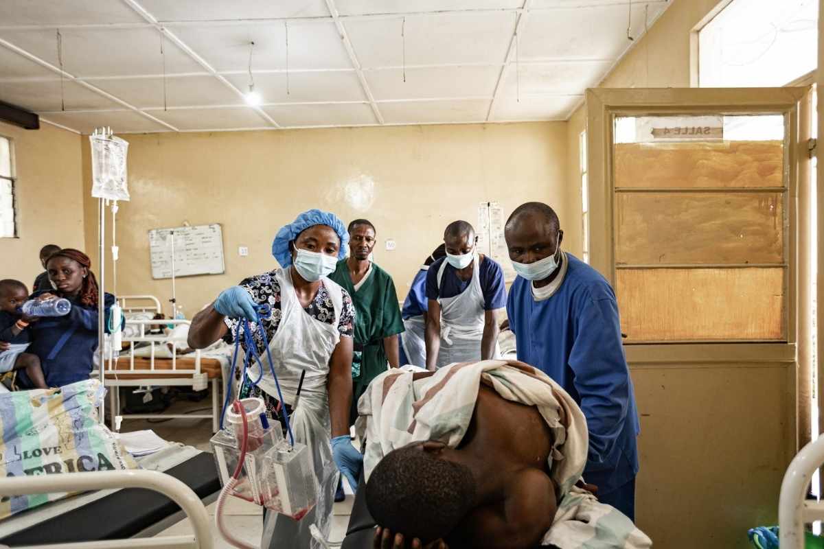 Situazione in un ospedale in Congo, i medici curano un paziente