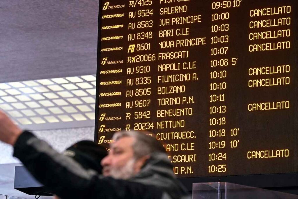 Sciopero dei treni, cancellazioni e ritardi in tutta Italia: tutti i