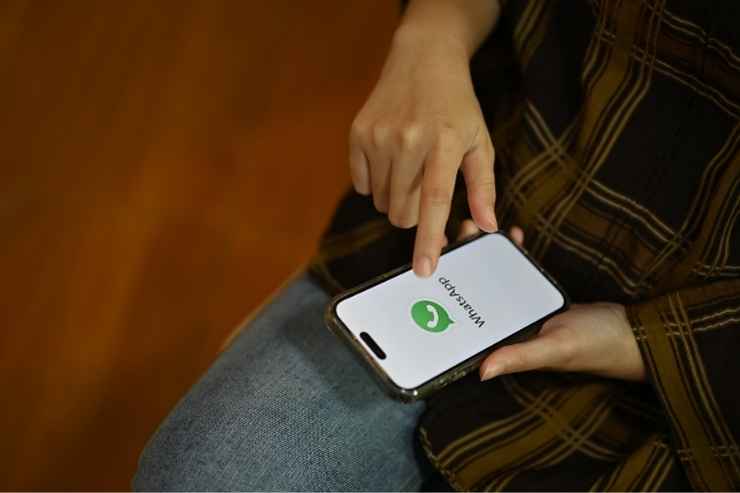 Una persona utilizza l'app Whatsapp