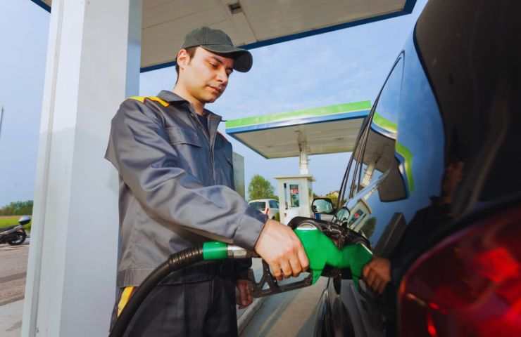 benzinaio fa il rifornimento a un'automobile