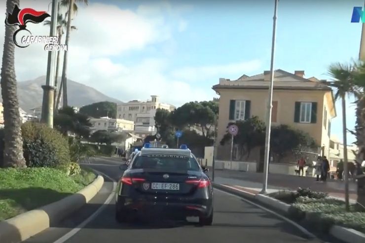 Un'auto dei carabinieri di Genova durante l'operazione