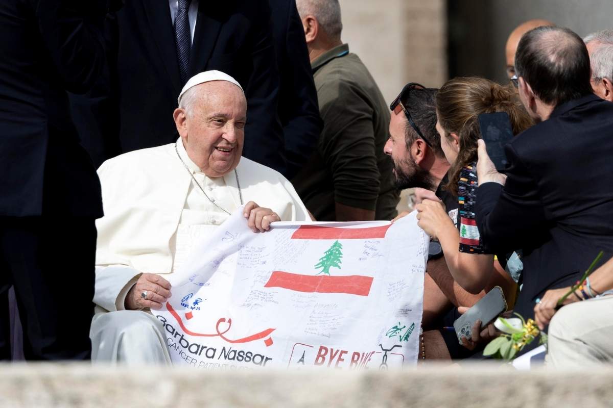 Papa Francesco sorride a un fedele