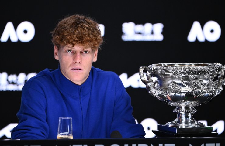Jannik Sinner col trofeo a Melbourne