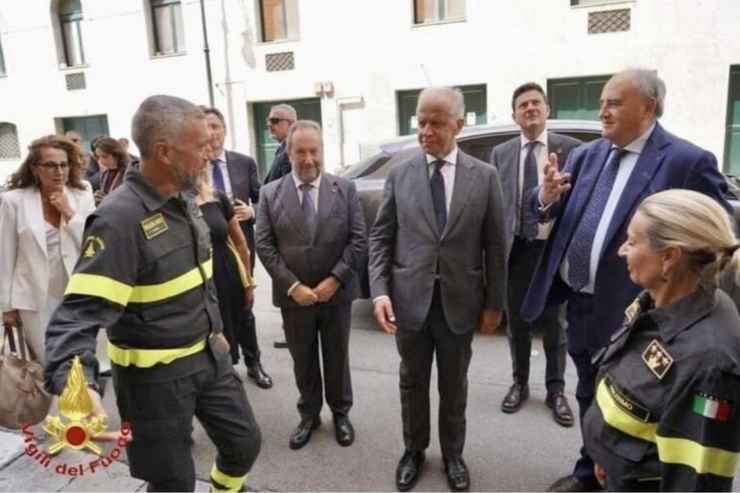 I vigili del fuoco impegnati nella tragedia del Bayesian con il Ministro Matteo Piantedosi