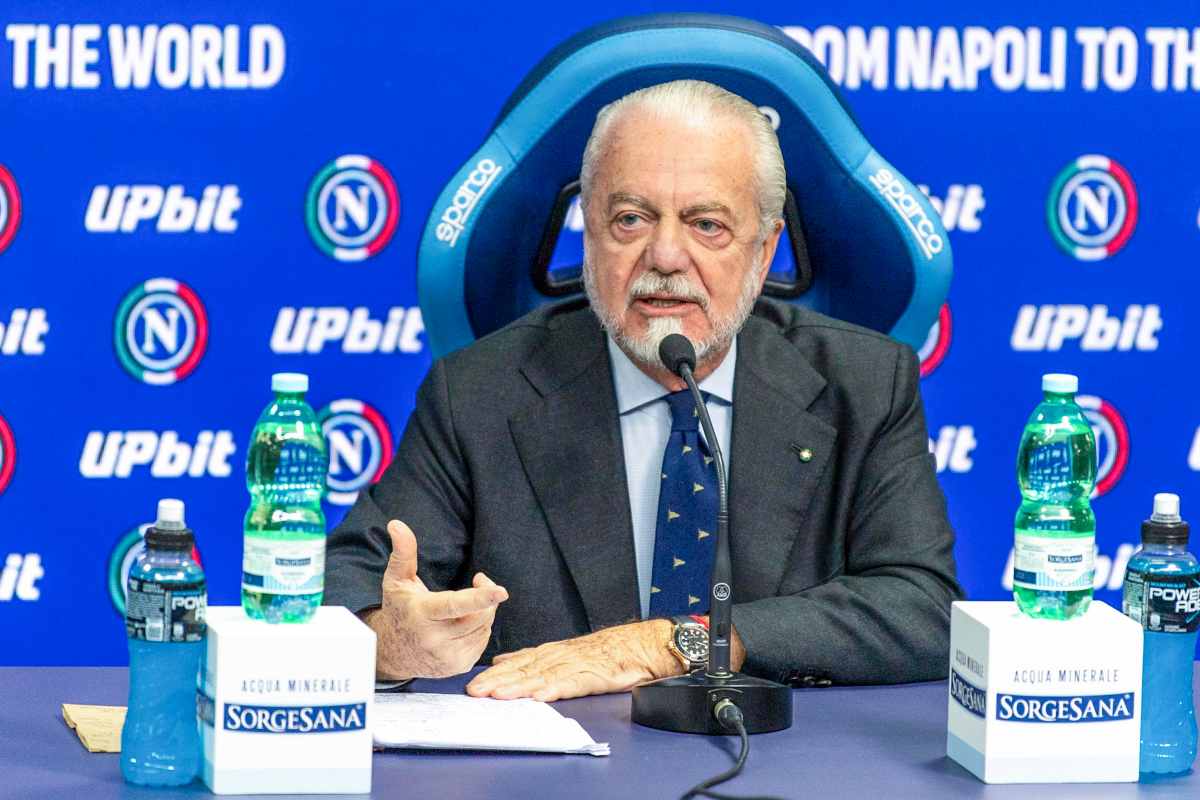 de laurentiis seduto parla al microfono in conferenza stampa