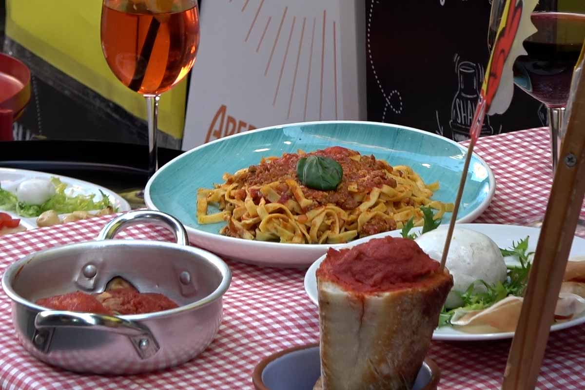 alcuni piatti tipici italiani disposti sopra un tavolo