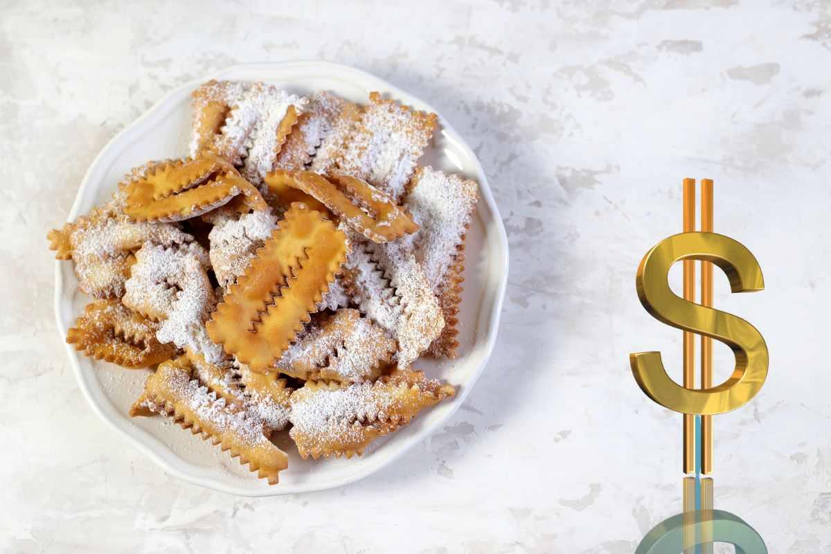 un piatto di chiacchiere con il simbolo dei soldi
