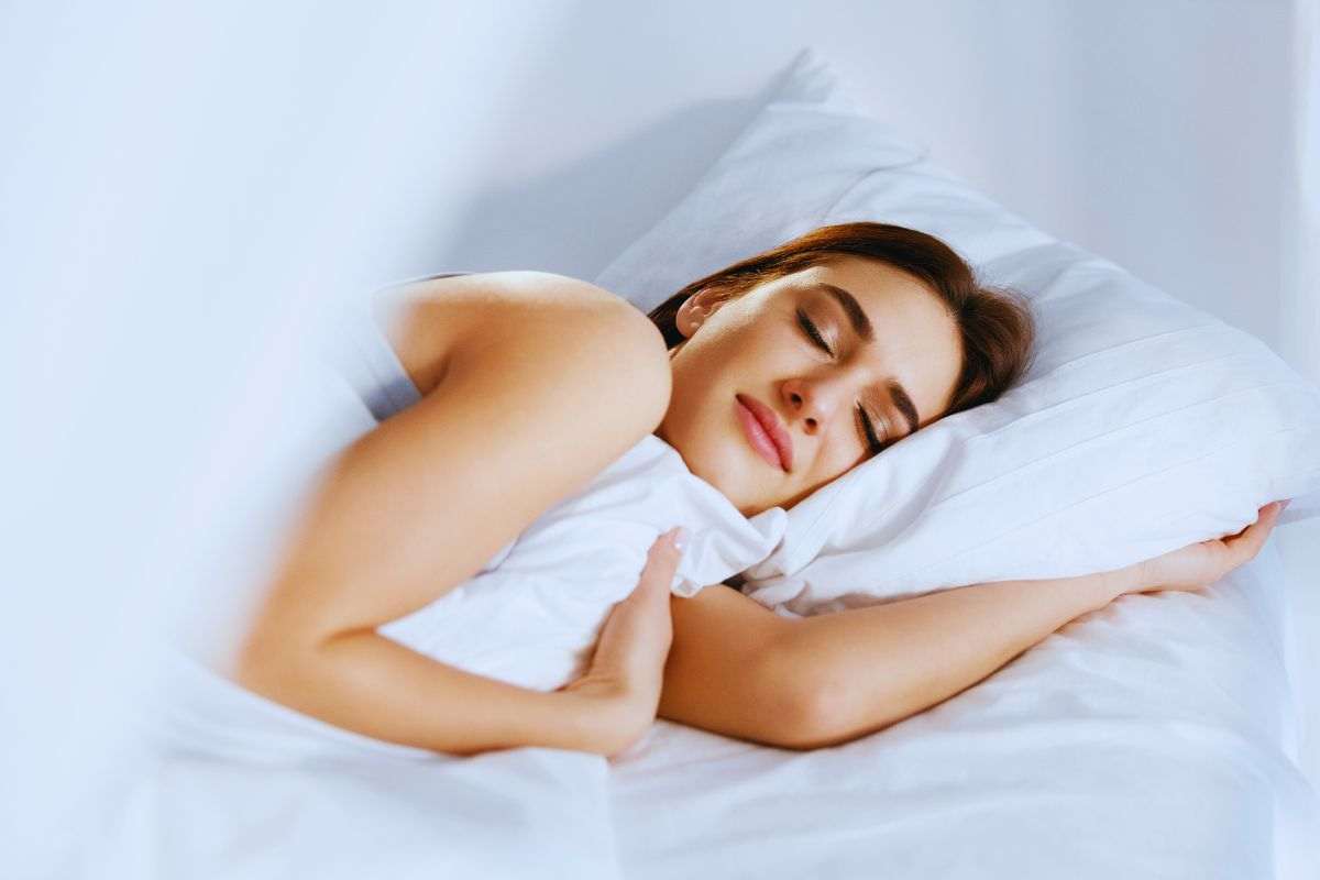 una ragazza che dorme a letto
