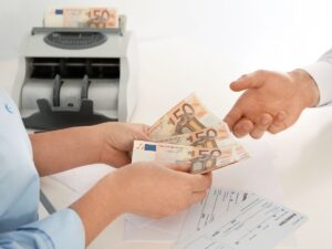 Due persone anziane contano soldi