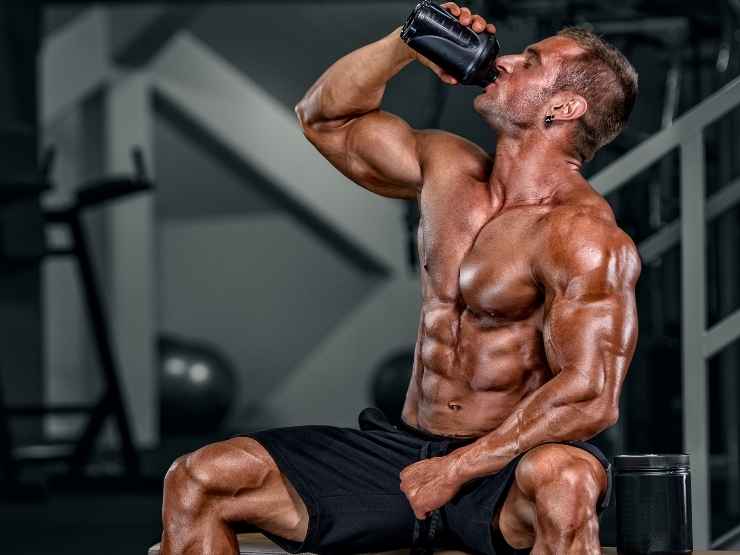 Atleta beve proteine in palestra