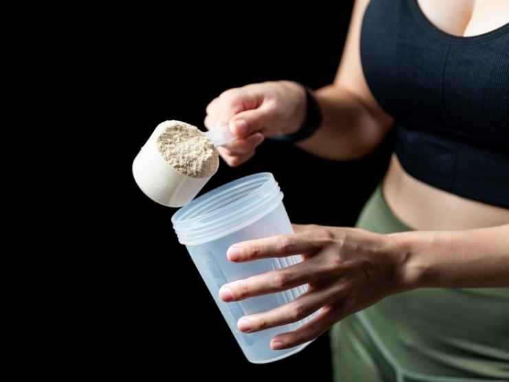 Atleta prepara proteine in palestra