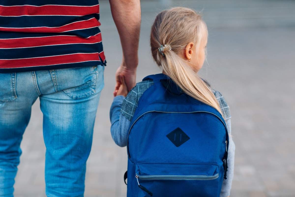 Un uomo ha tentato di rapire due gemelline fuori da una scuola a Milano