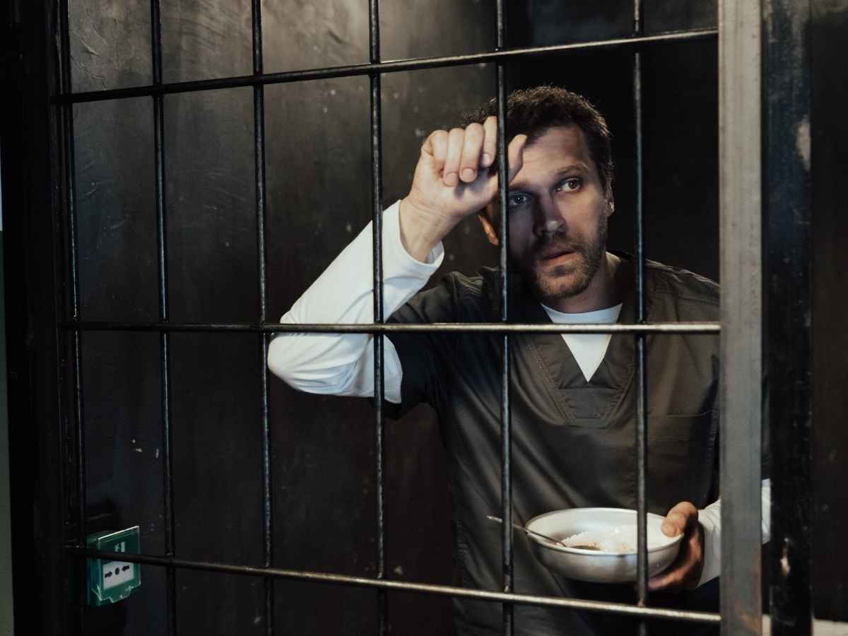 Un detenuto aspetta il cibo in cella