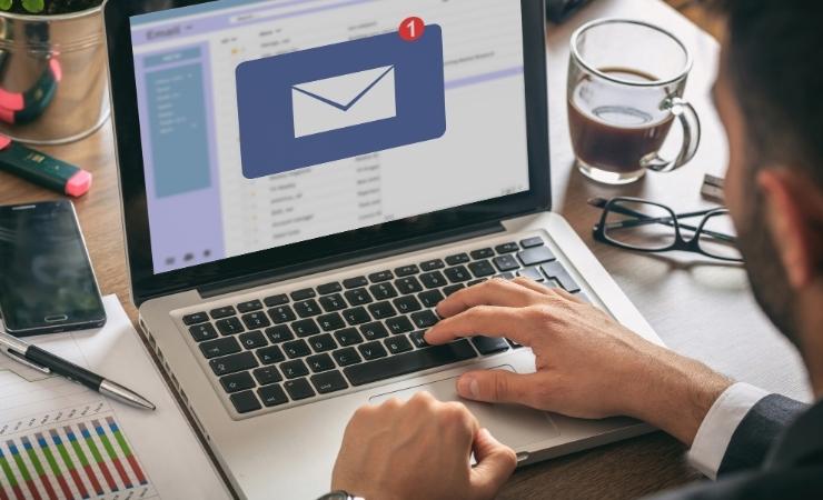 Uomo legge email computer