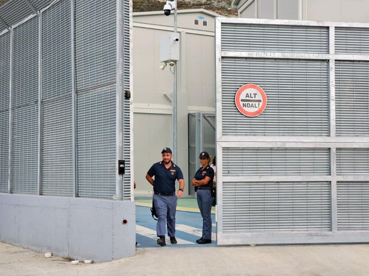 Esterno del centro migranti in Albania mentre la polizia presidia