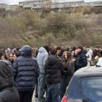 Studenti e lavoratori in strada dopo l'evacuazione per il terremoto a Potenza