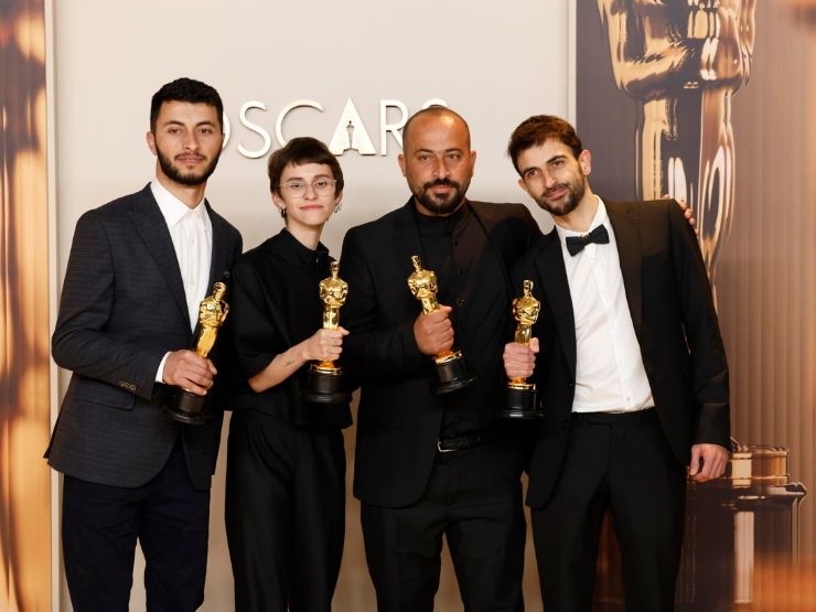 Hamdan Ballal, Basel Adra, Yuval Abraham e Rachel Szor, registi di No Other Land, dopo aver ricevuto il premio Oscar