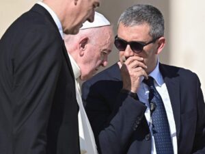 Papa Francesco parla con i gendarmi vaticani
