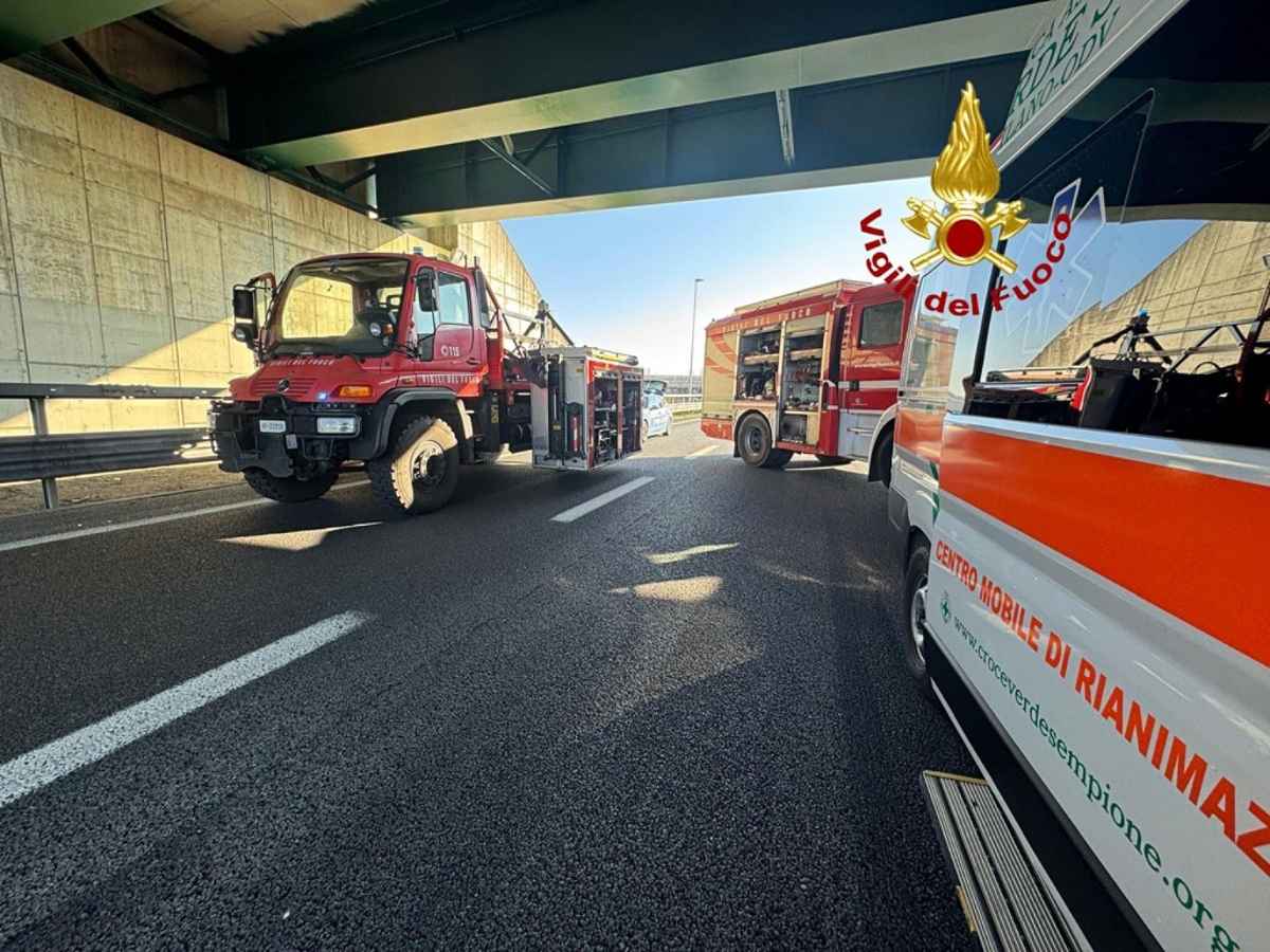 I vigili del fuoco sul posto dell'incidente che ha coinvolto il bus con 44 bambini a bordo