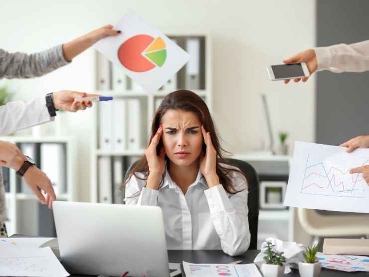 Lavoratore preoccupato dal lavoro, dalle tasse e dalle imposte
