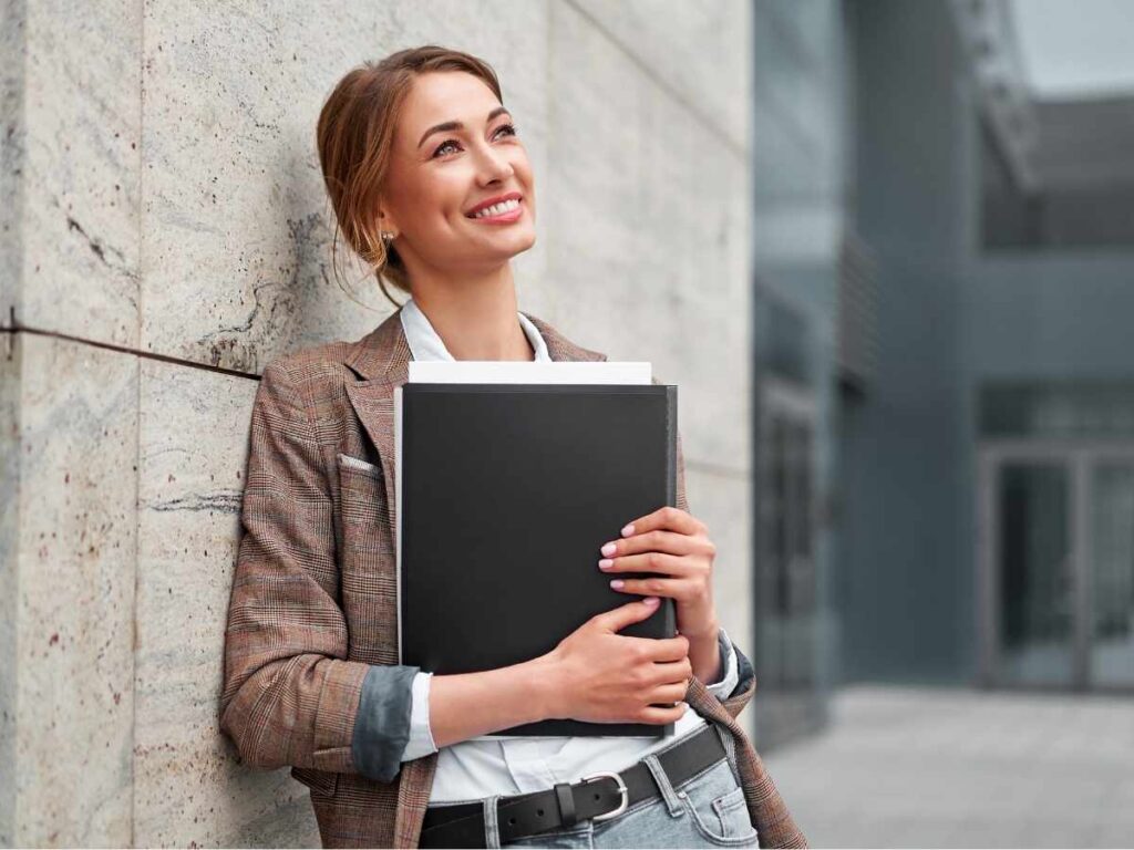 Una ragazza sogna con un libro in mano