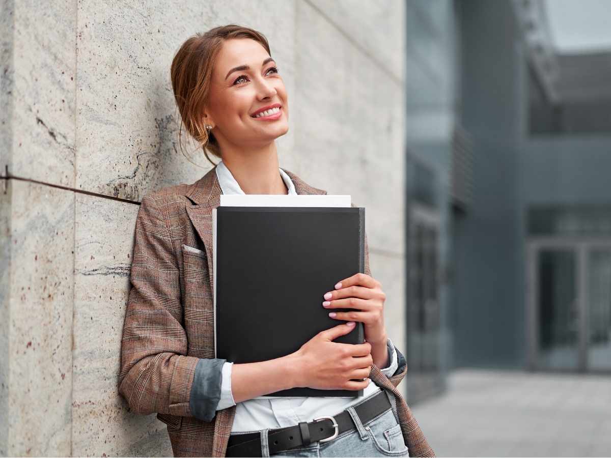 Una ragazza sogna con un libro in mano