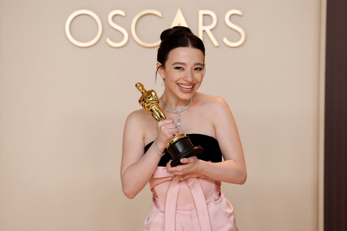 Mikey Madison con in mano la statuetta del premio Miglio attrice protagonista agli Oscar 2025