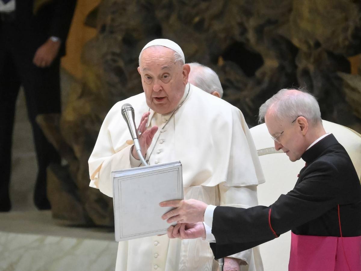Papa Francesco parla ai fedeli in Vaticano