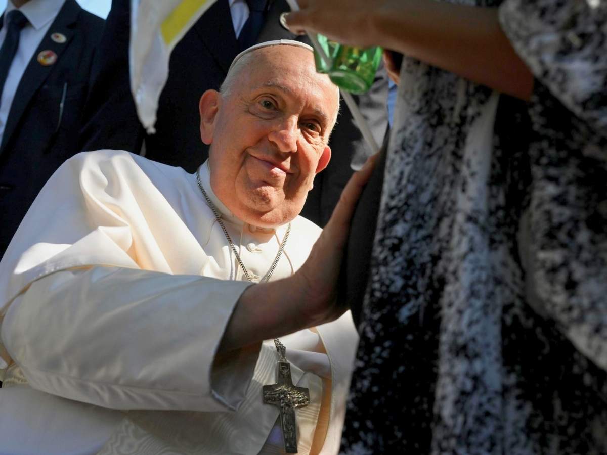 Papa Francesco benedice la pancia di una donna incinta