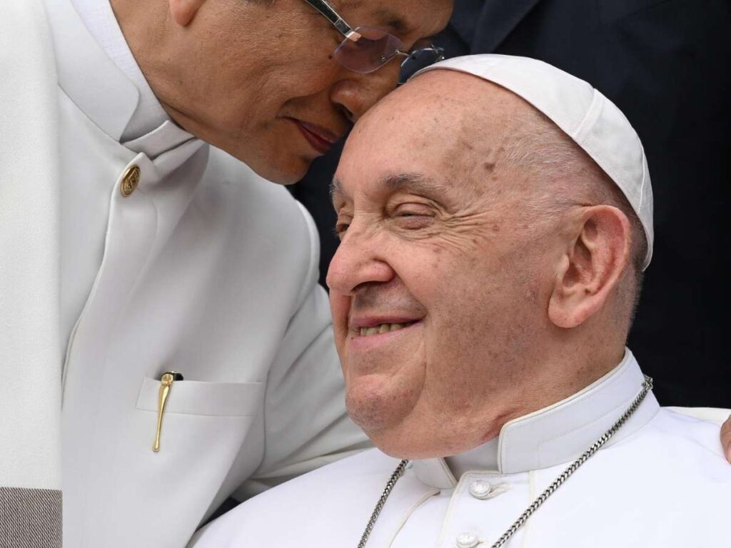 Papa Francesco sta meglio: per la prima volta il bollettino parla di
