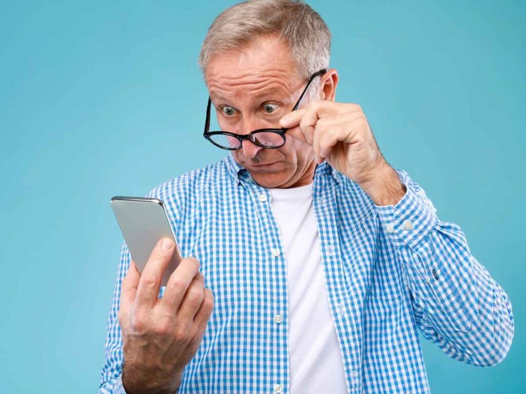 Persona preoccupata guarda lo smartphone