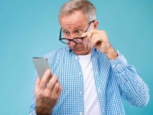 Persona preoccupata guarda lo smartphone
