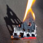 Una casa di cartone distrutta dalle fiamme