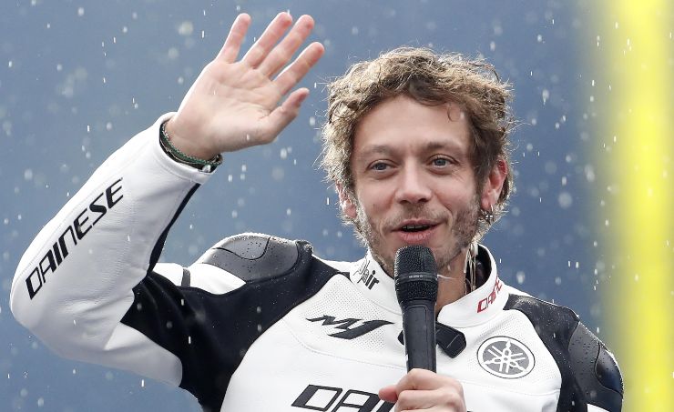 Valentino Rossi saluta i tifosi