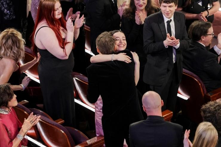 Sean Baker e Mikey Madison si abbracciano dopo la vittoria agli Oscar 2025 come Miglior attrice protagonista