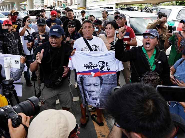 Alcuni supporter di Duterte si sono riuniti fuori dall'aeroporto di Manila per protestare contro il suo arresto