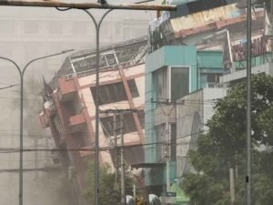 Un palazzo cade in seguito al terremoto nel Sudest asiatico