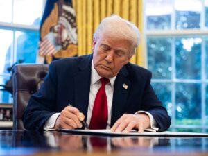 Trump firma i dazi sulle auto