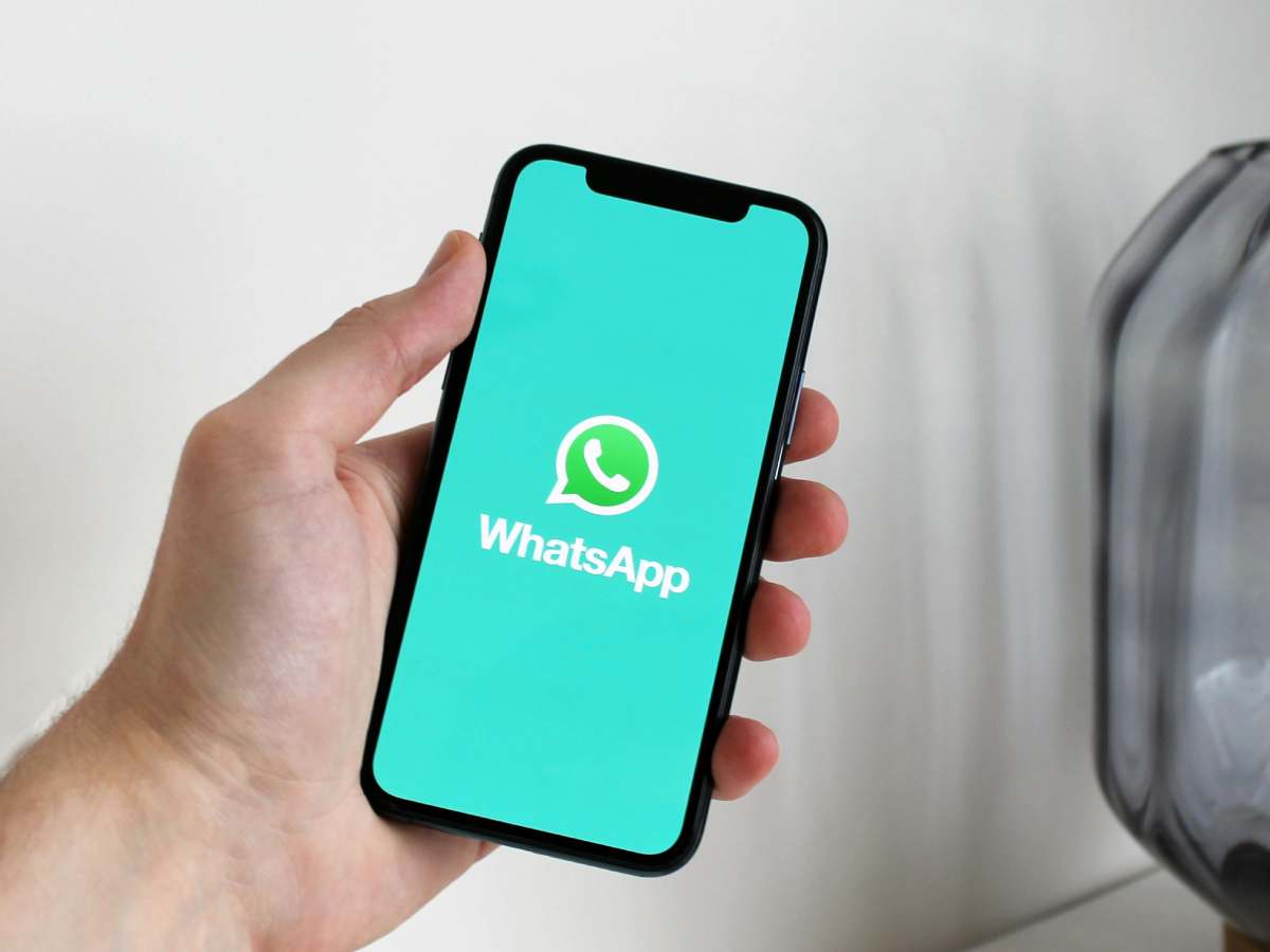 WhatsApp: il logo su uno smartphone