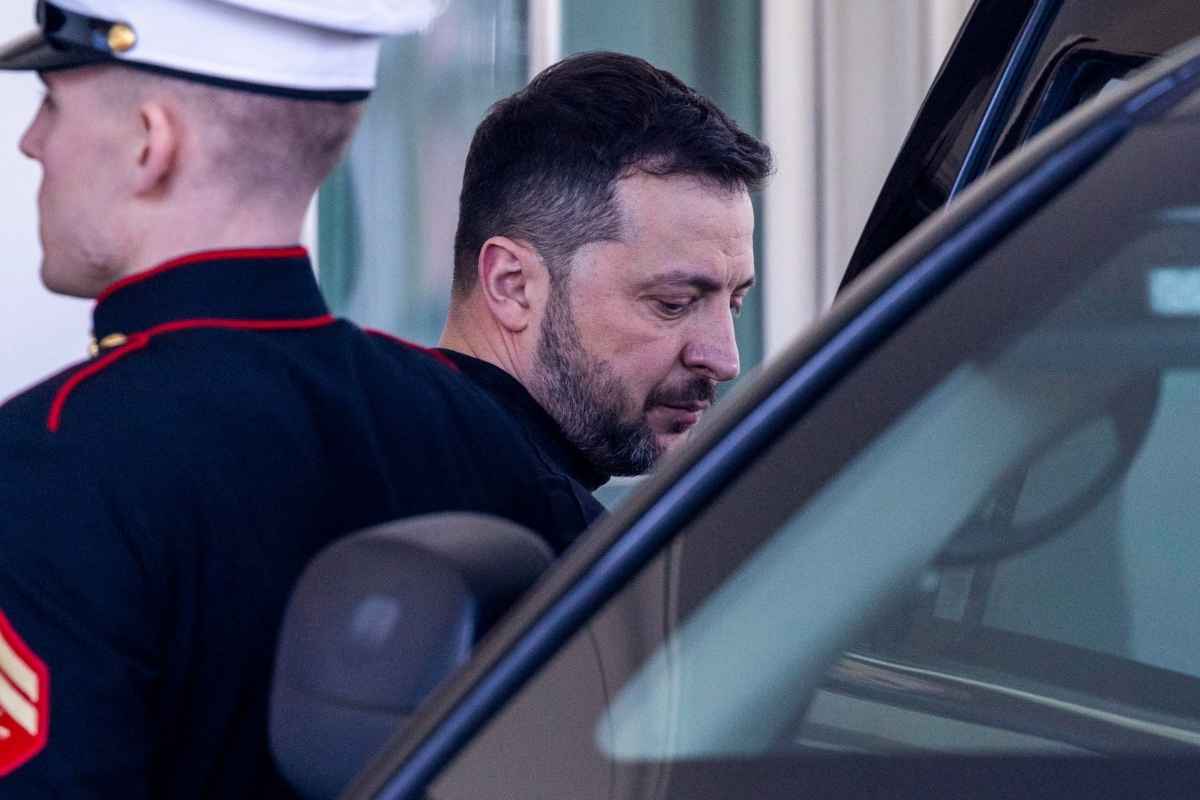 Zelensky all'uscita dalla Casa bianca dopo lo scontro