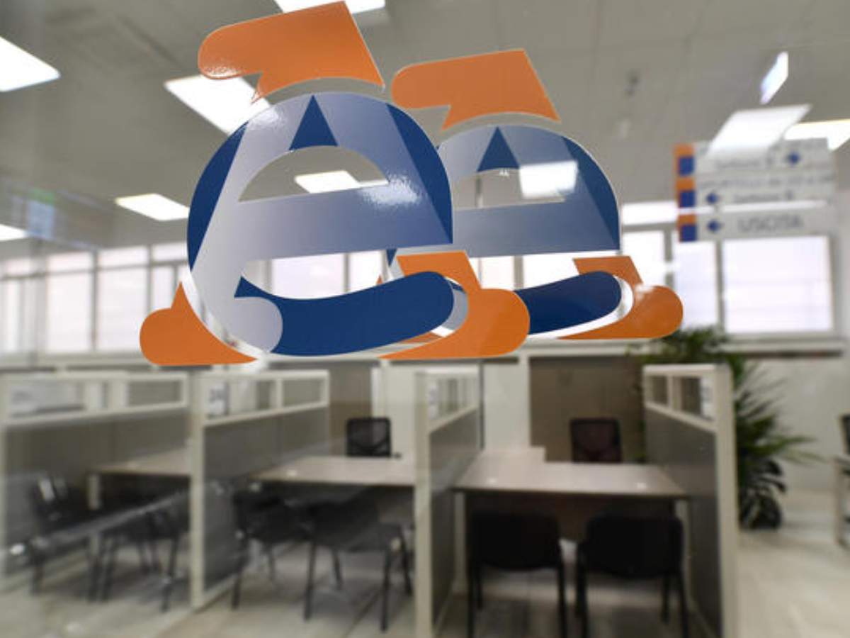 Il logo dell'Agenzia delle Entrate (AdE) in un ufficio territoriale