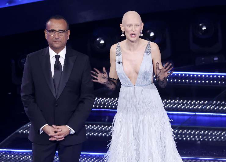 bianca balti con carlo conti sul palco di sanremo 2025