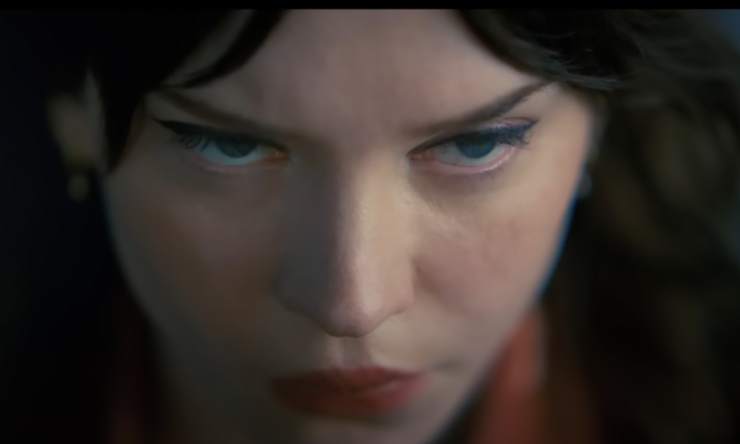 ragazza con sguardo teso