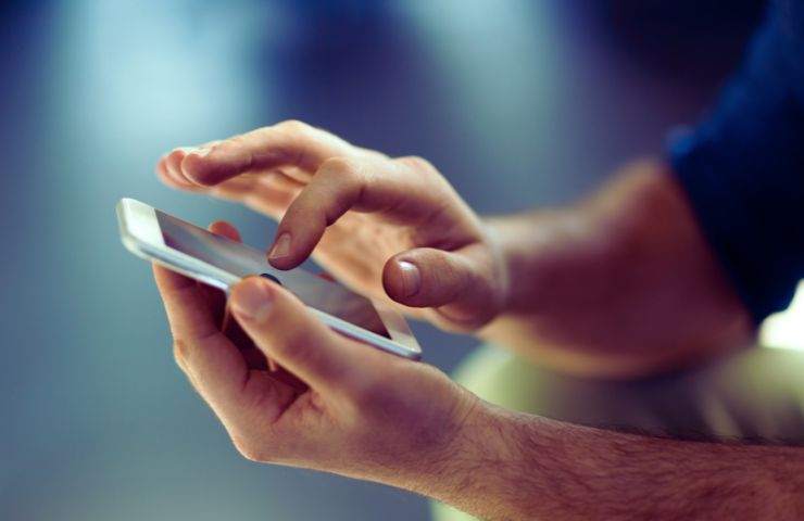 una persona usa uno smartphone