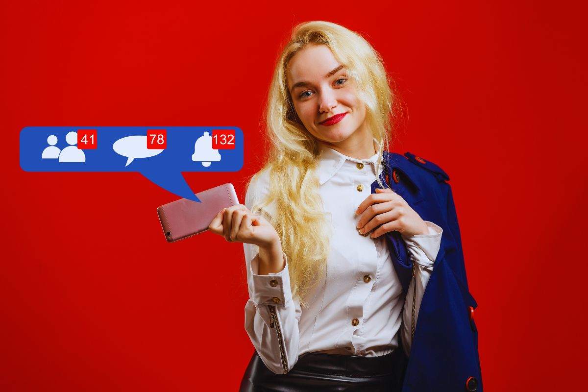 una ragazza con le notifiche di facebook evidenziate