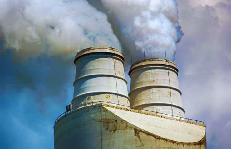 due ciminiere di una fabbrica
