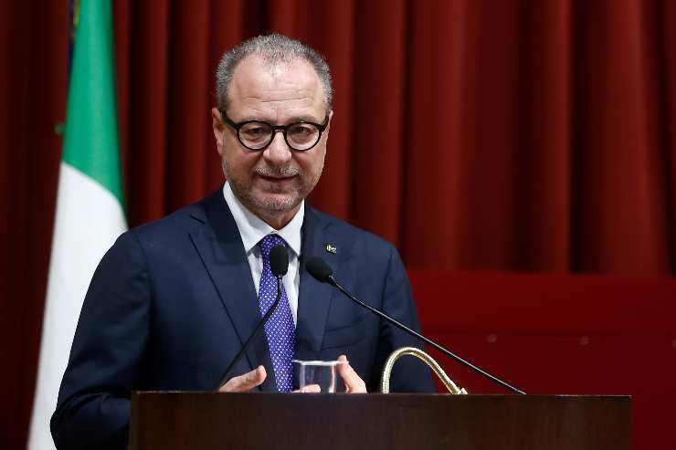 giorgio mulè parla al microfono