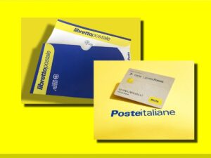 Un libretto postale cartaceo nella sua cartellina blu e un libretto digitale
