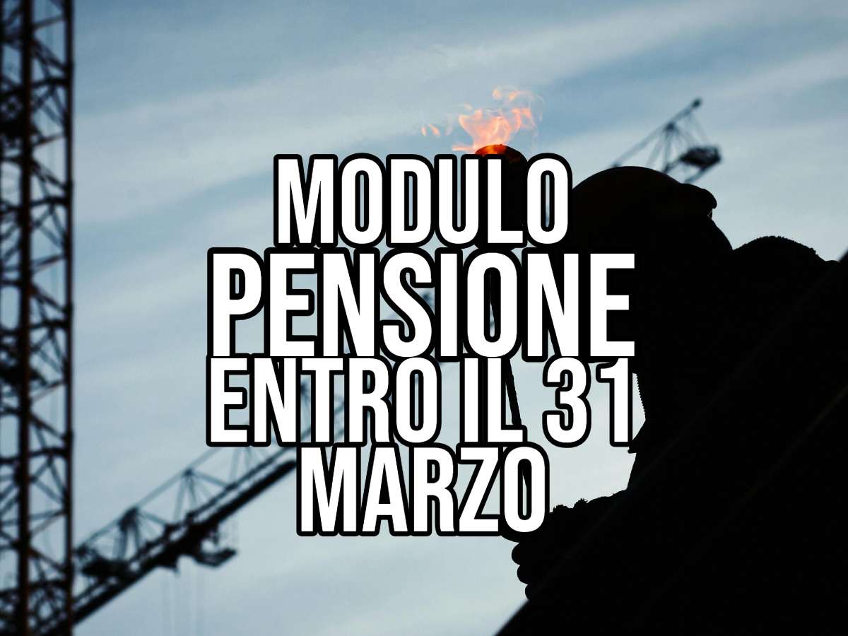 La scritta "Modulo pensione entro il 31 marzo" in evidenza su un'immagine di un operaio con una torcia