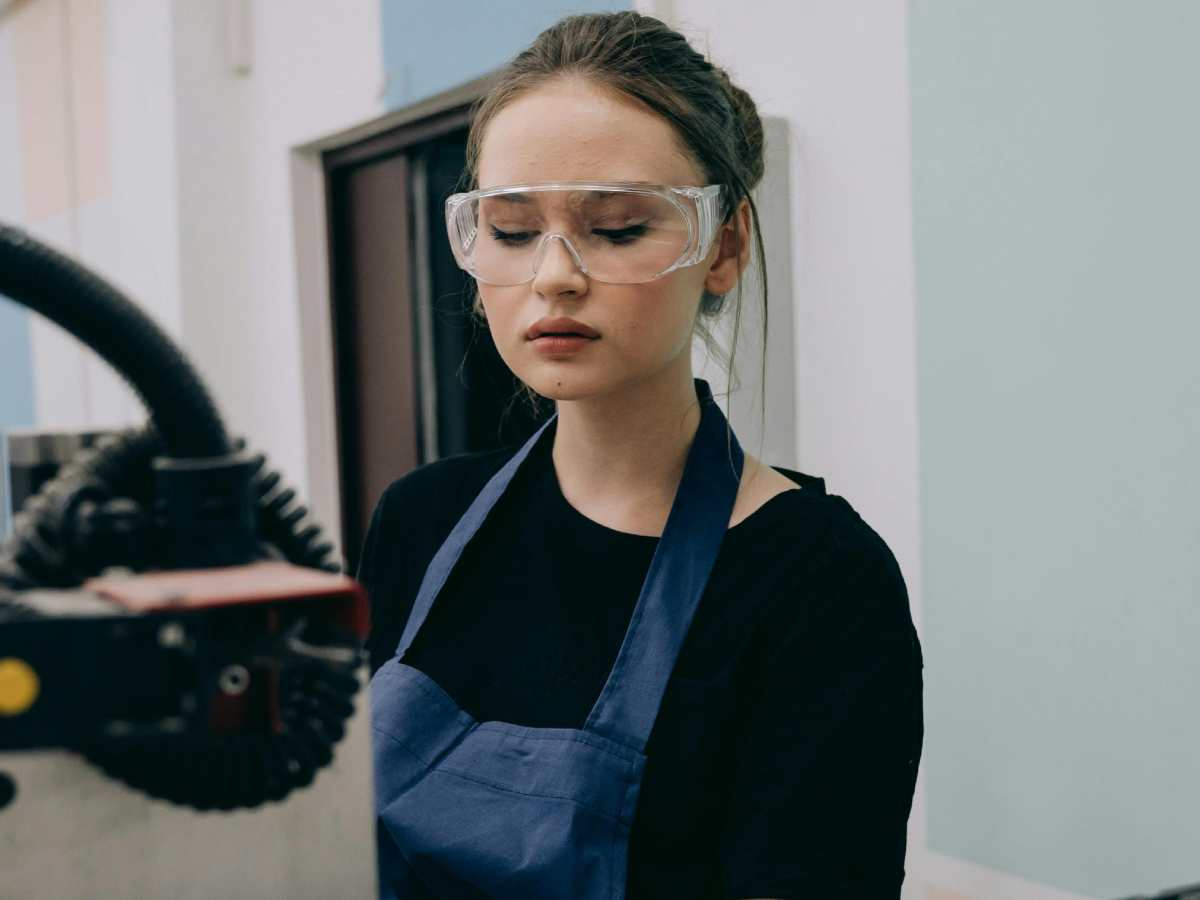 Una giovane operaia al lavoro